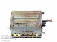 Старинна изчислителна сметачна машина калкулатор  1940-те