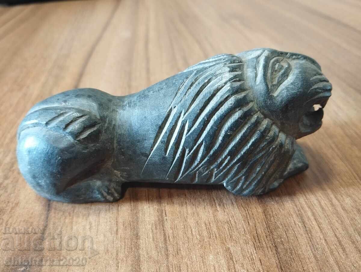 LEU sculptat în piatră