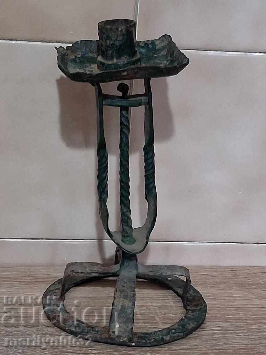 Κηροπήγιο από σφυρήλατο σίδερο της περιόδου της Εθνικής Αναγέννησης, αρχές 19ου αιώνα με τιμή € 82.29 | 160.95 BGN