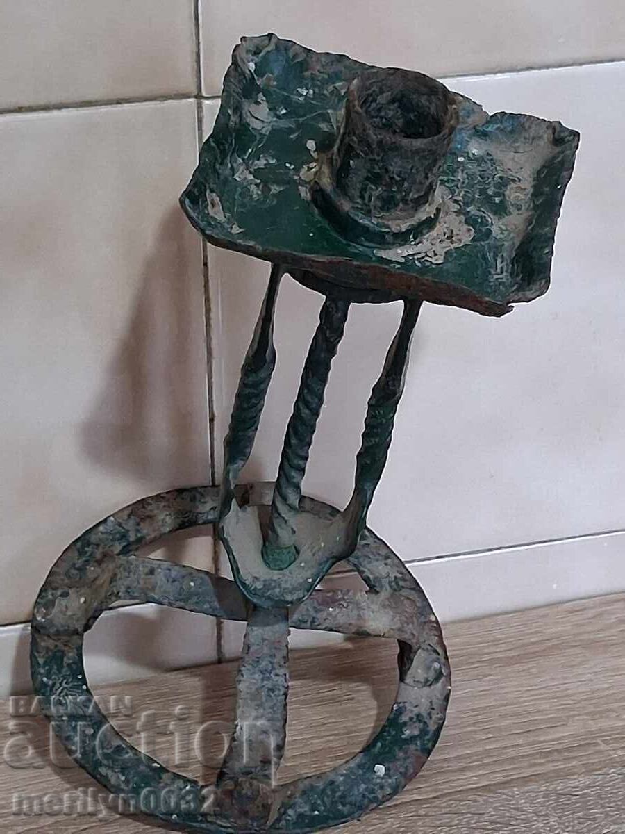 Δημοπρασία Κηροπήγιο από σφυρήλατο σίδερο της περιόδου της Εθνικής Αναγέννησης, αρχές 19ου αιώνα