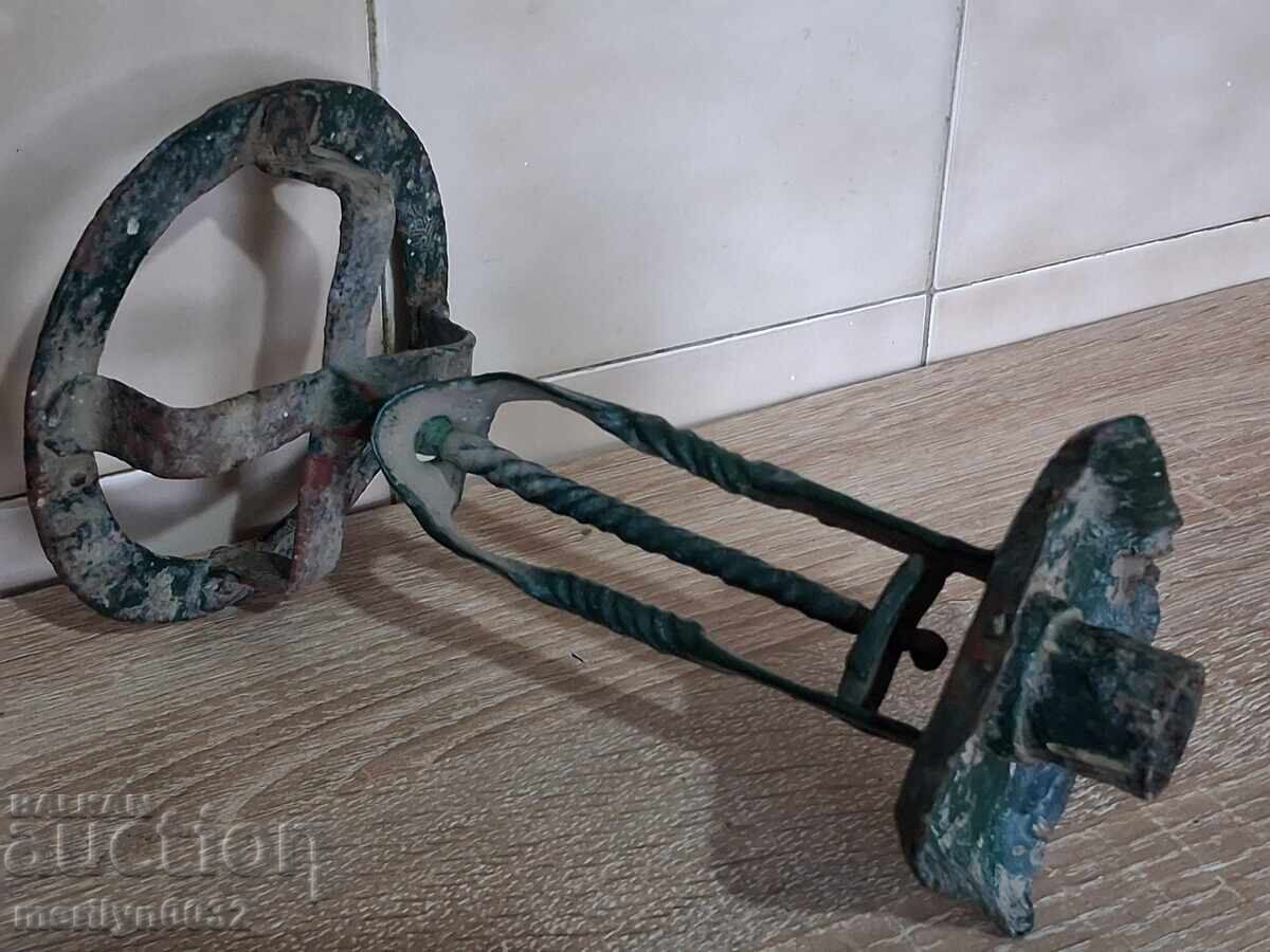 Παράδοση Κηροπήγιο από σφυρήλατο σίδερο της περιόδου της Εθνικής Αναγέννησης, αρχές 19ου αιώνα