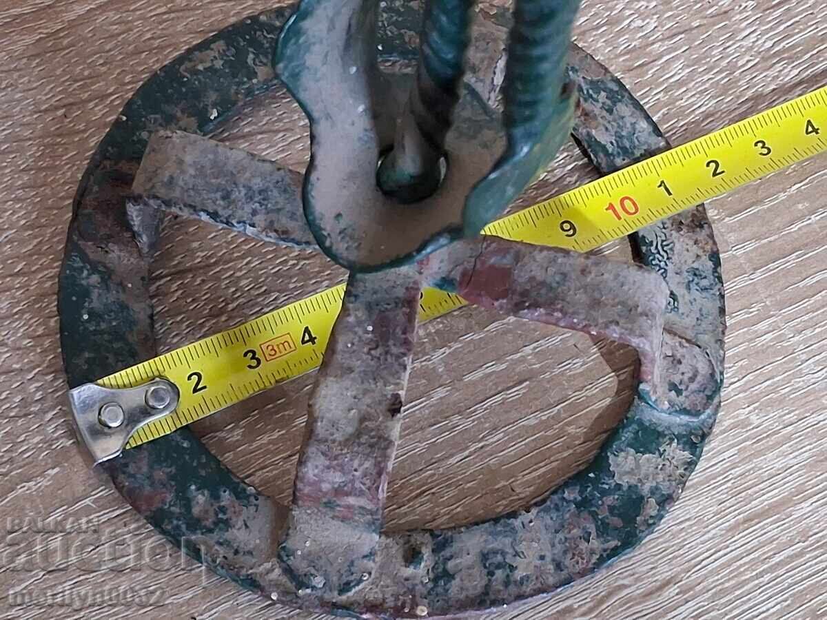 Κηροπήγιο από σφυρήλατο σίδερο της περιόδου της Εθνικής Αναγέννησης, αρχές 19ου αιώνα - 6