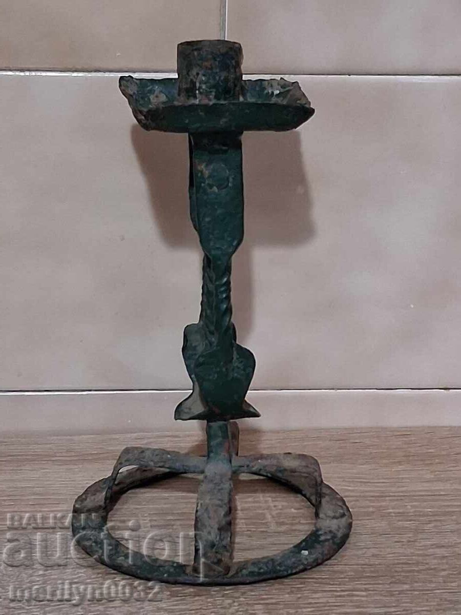 Κηροπήγιο από σφυρήλατο σίδερο της περιόδου της Εθνικής Αναγέννησης, αρχές 19ου αιώνα