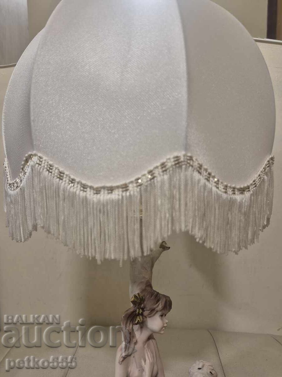 Lampă de masă frumoasă, fată cu câine cu preț € 51.13 | 100.00 BGN