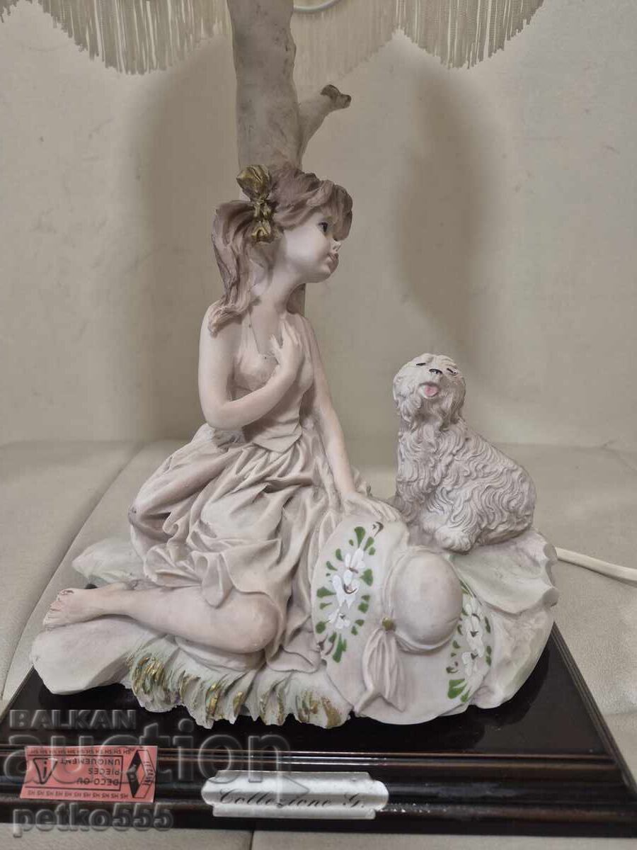 Lampă de masă frumoasă, fată cu câine