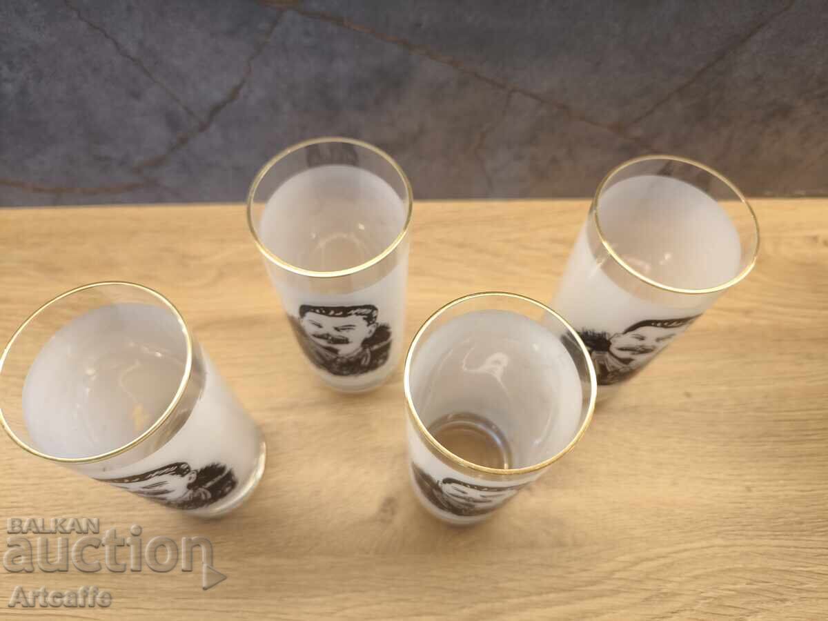 Аукцион Рядък Колекционерски Сервиз: Чаши с Лика на Йосиф Сталин Аукцион Рядък Колекционерски Сервиз: Чаши с Лика на Йосиф Сталин