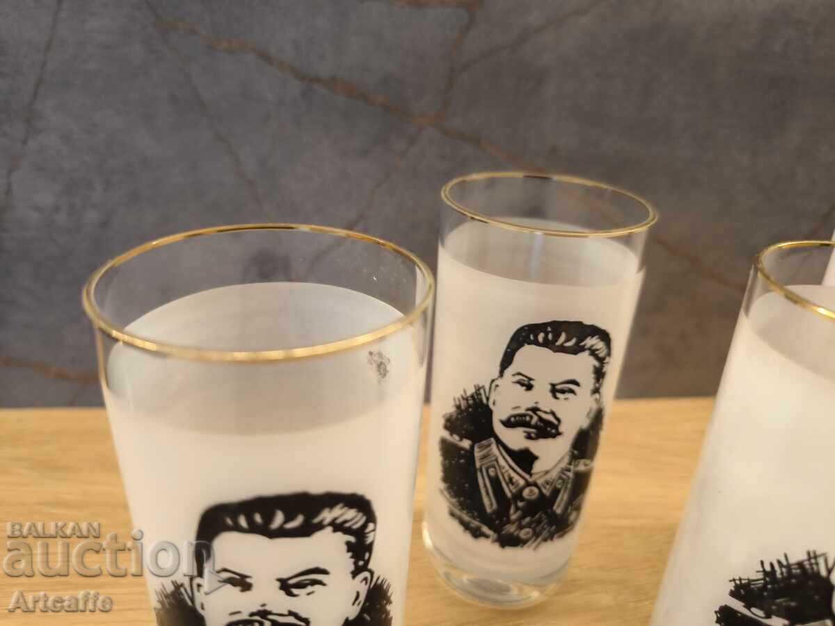 Доставка на Рядък Колекционерски Сервиз: Чаши с Лика на Йосиф Сталин Доставка на Рядък Колекционерски Сервиз: Чаши с Лика на Йосиф Сталин