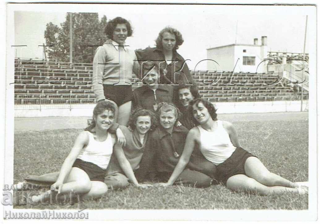 1952 SMALL OLD PHOTO OF GIRLS AT THE STADIUM ZH583