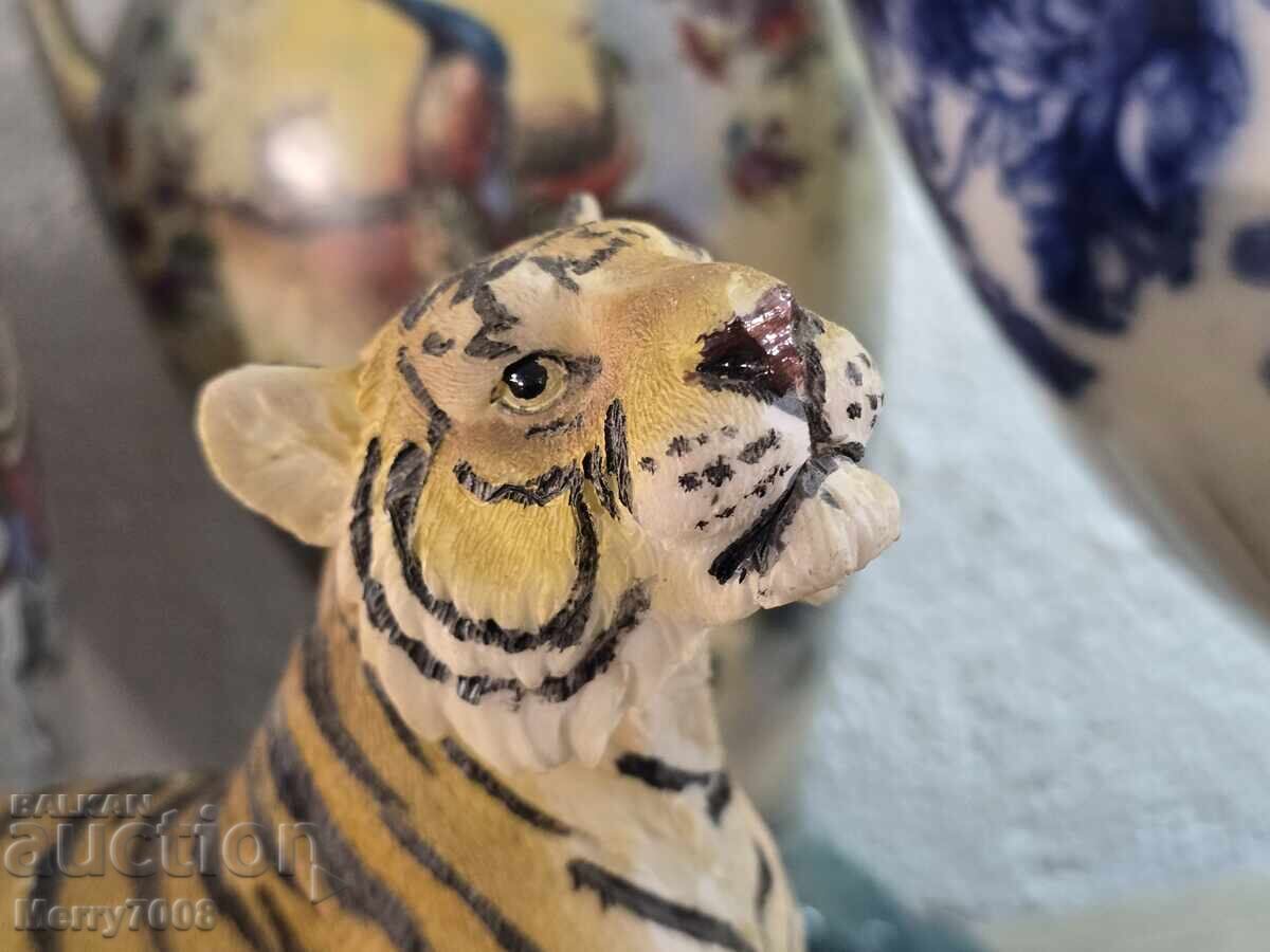 Delivery of Impressive collectible tiger figure! Delivery of Impressive collectible tiger figure!