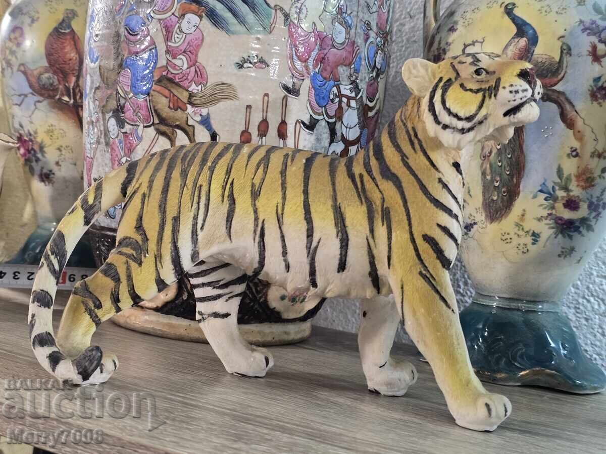 Impresionantă figurină de colecție reprezentând un tigru! Impresionantă figurină de colecție reprezentând un tigru!