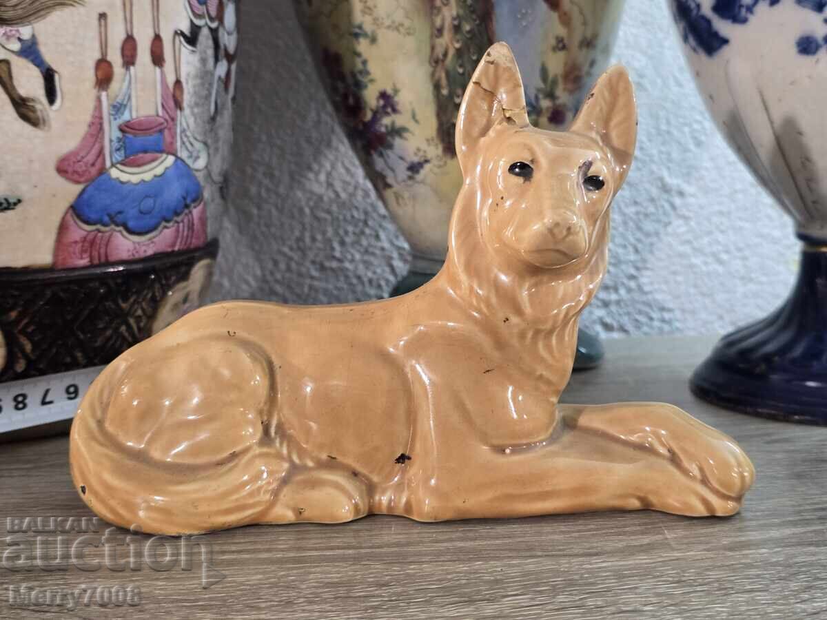 Vă prezint o figurină din porțelan reprezentând un câine! Vă prezint o figurină din porțelan reprezentând un câine!