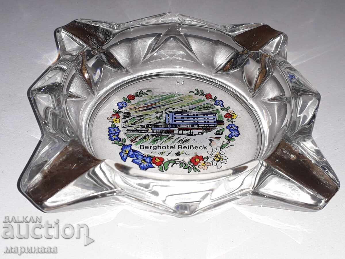 SCRUMIERĂ VECHE. STICLĂ, POZITURĂ cu preț € 2.00 | 3.91 BGN SCRUMIERĂ VECHE. STICLĂ, POZITURĂ cu preț € 2.00 | 3.91 BGN