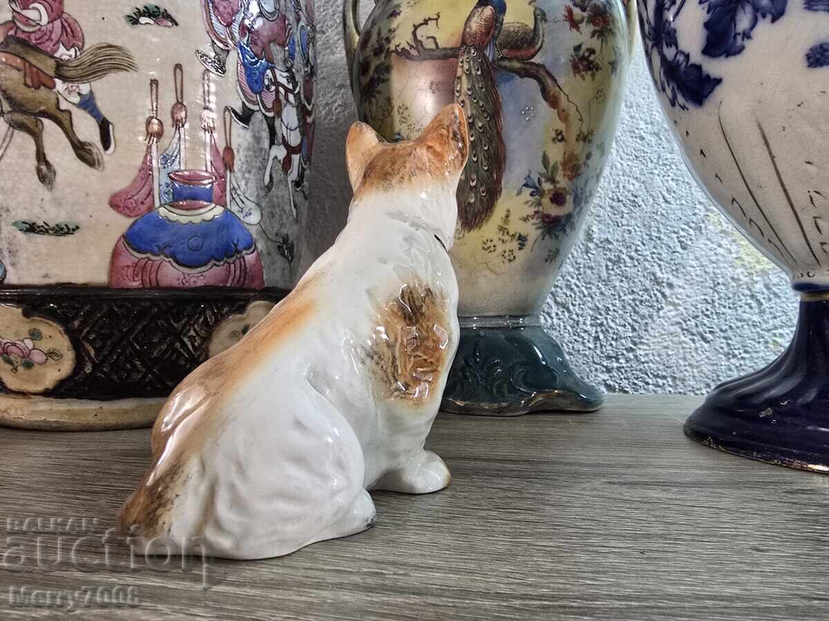 Livrarea Portselanova figurka na sednalo terierche -nadpis “Tinker”.