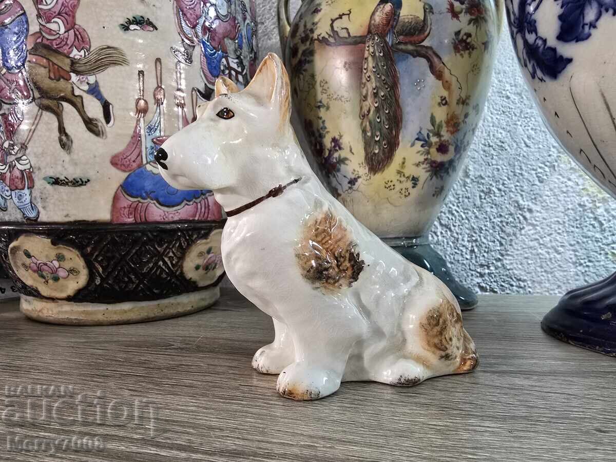 Portselanova figurka na sednalo terierche -nadpis “Tinker”.