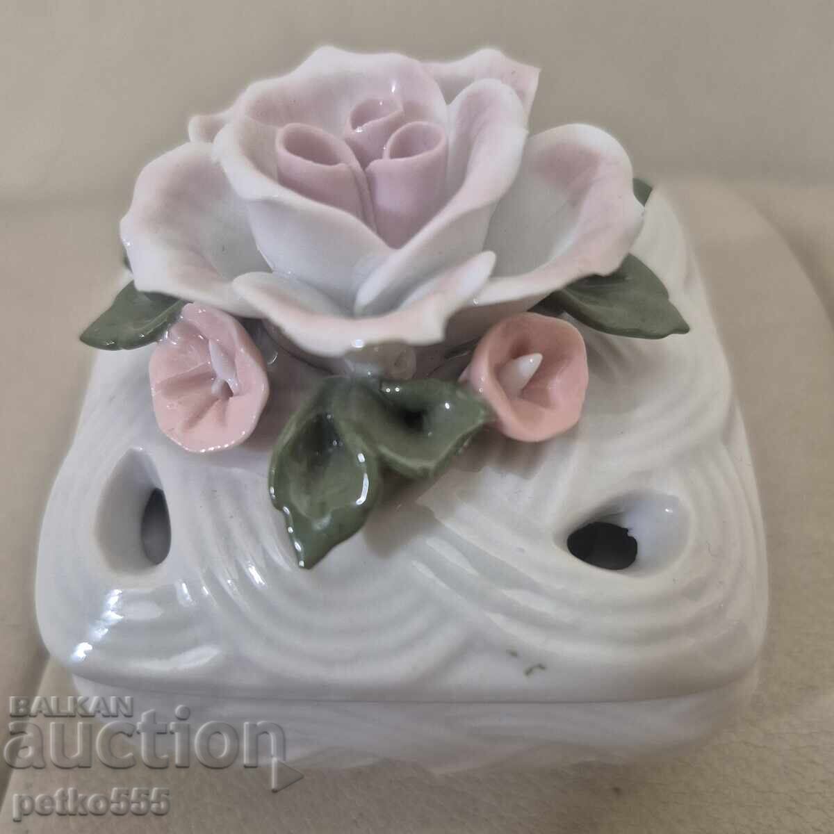 Porcelain box Porcelain box