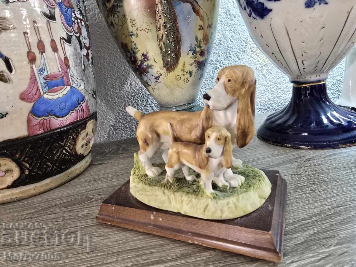Livrarea Compoziție fermecătoare înfățișând o pereche de basset hounds !!!