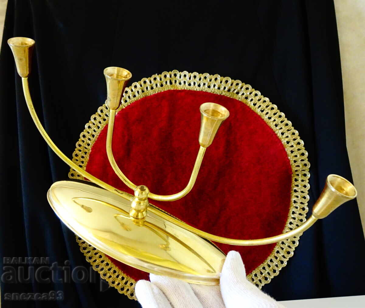 Sfeșnic cu patru brațe din alamă aurită Sfeșnic cu patru brațe din alamă aurită