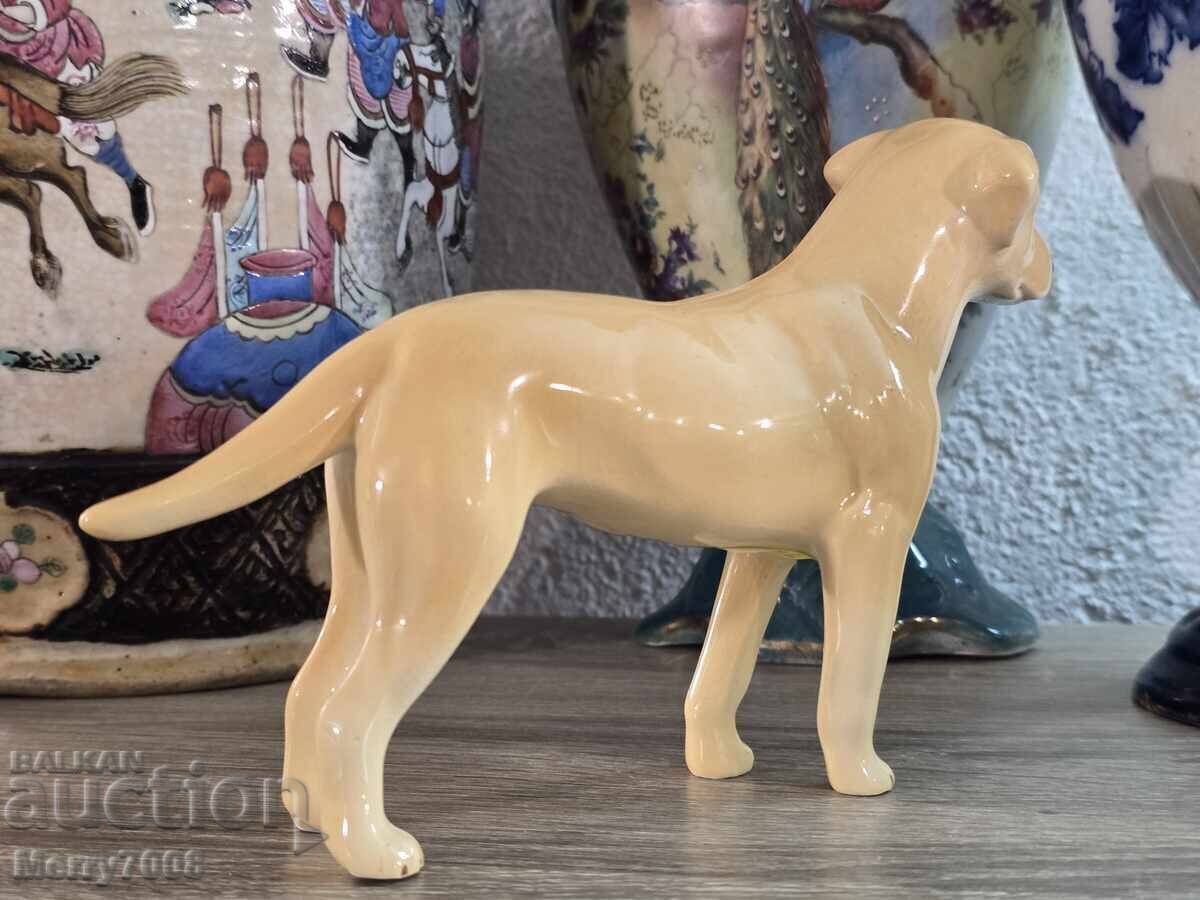 Licitație Figurină elegantă din porțelan reprezentând un labrador!