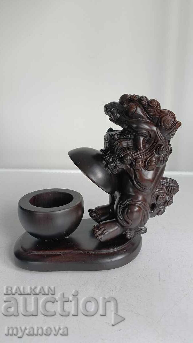 Кадилница за тамян от палисандрово дърво с куче Фу с цена € 50.00 | 97.79 лв.