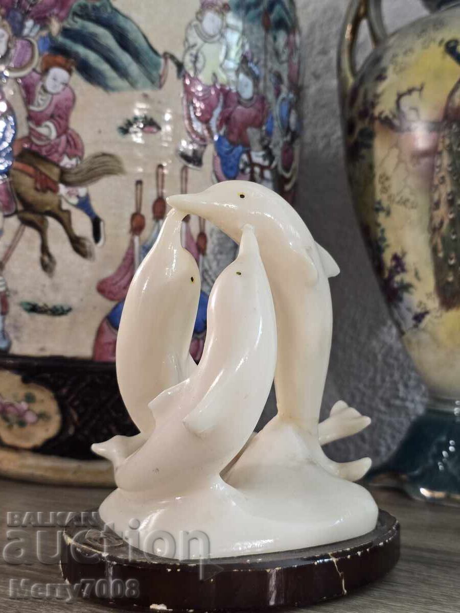 Livrarea Sculptură de colecție rafinată cu trei delfini împletiți!
