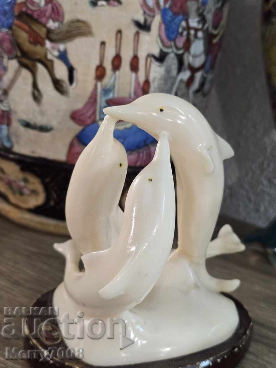 Sculptură de colecție rafinată cu trei delfini împletiți!