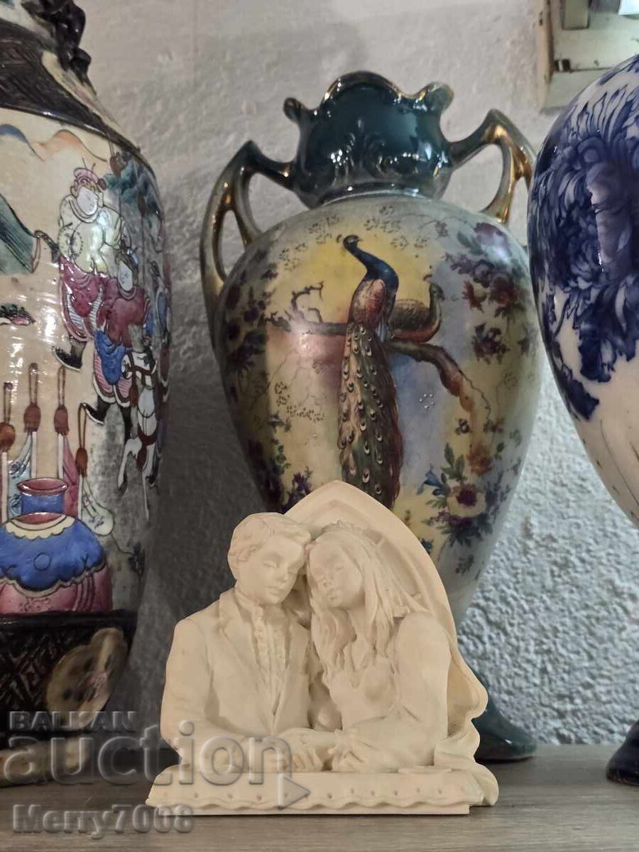 Licitație Figurină elegantă din cauciuc, reprezentând miri!