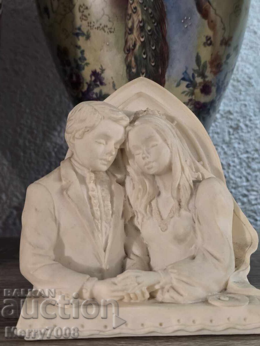 Изящна резинова фигурка, изобразяваща младоженци !