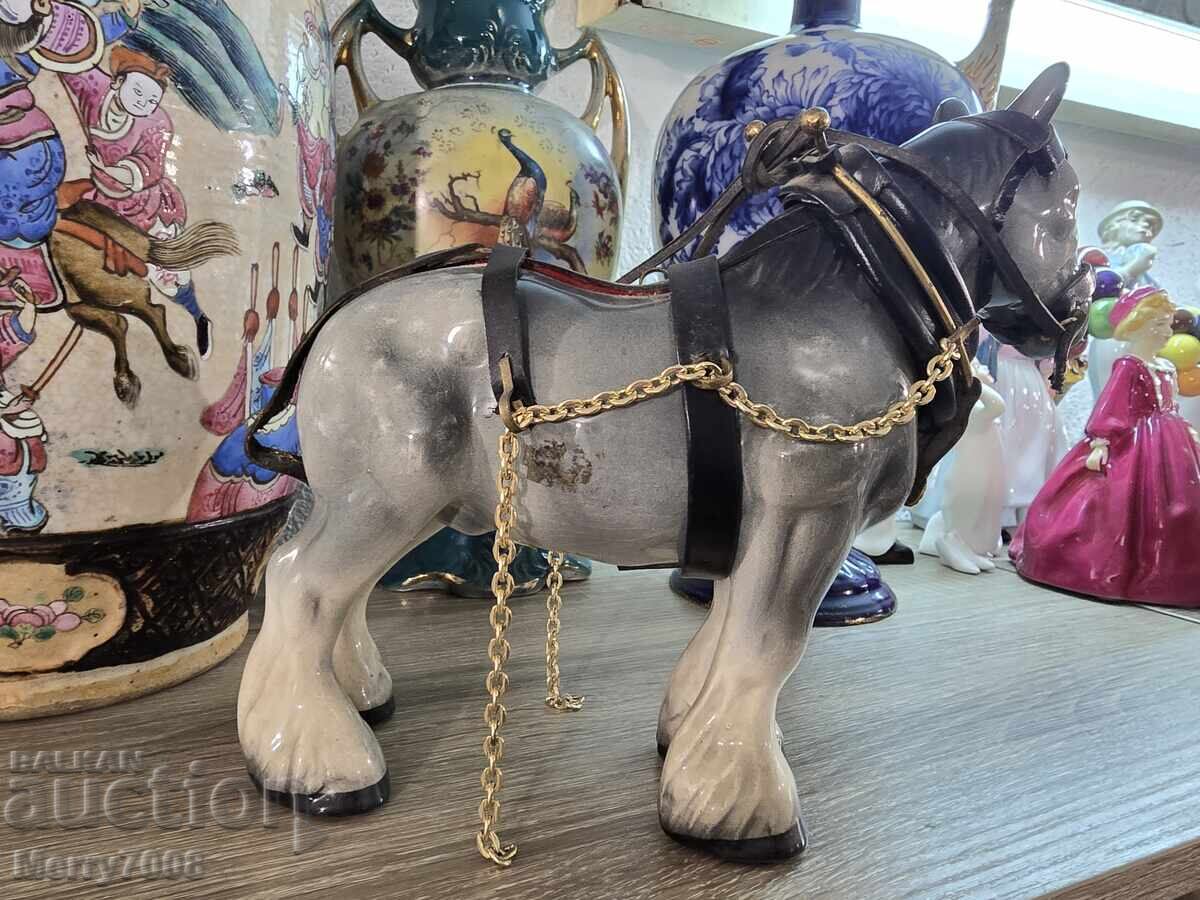 Livrarea Figurină de colecție rafinată reprezentând un cal!