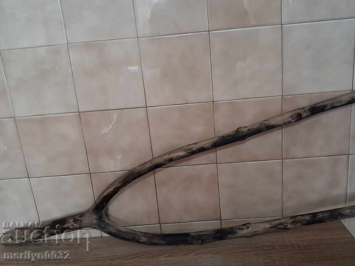 Licitație Vechi răsadniță din lemn de corn, obiect primitiv din lemn