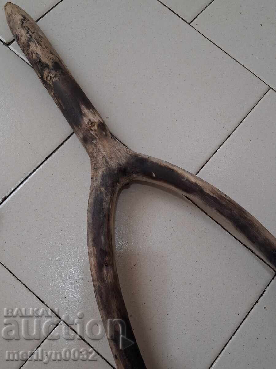 Livrarea Vechi răsadniță din lemn de corn, obiect primitiv din lemn