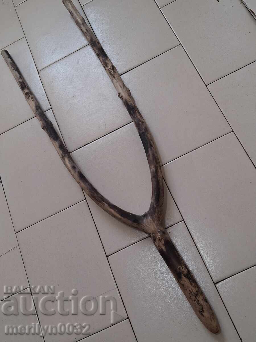 Vechi răsadniță din lemn de corn, obiect primitiv din lemn