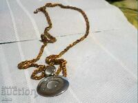 Colier placat cu aur și pandantiv cu piatră a lunii