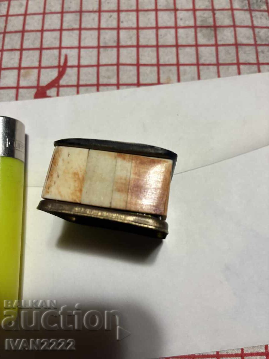 Vând cutie veche pentru bijuterii cu preț € 20.00 | 39.12 BGN Vând cutie veche pentru bijuterii cu preț € 20.00 | 39.12 BGN