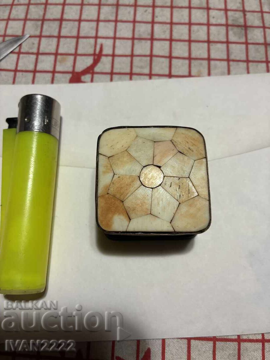 Livrarea Vând cutie veche pentru bijuterii Livrarea Vând cutie veche pentru bijuterii