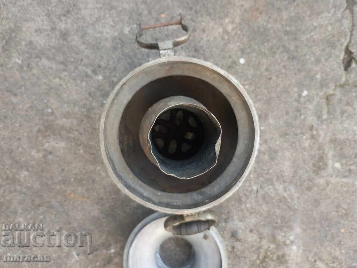 Παλιός μικρός σαμοβάρι με κάρβουνα με τιμή € 40.00 | 78.23 BGN Παλιός μικρός σαμοβάρι με κάρβουνα με τιμή € 40.00 | 78.23 BGN