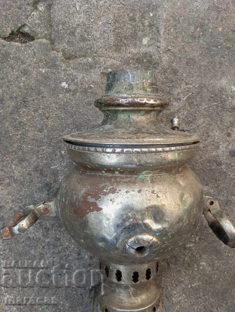 Παλιός μικρός σαμοβάρι με κάρβουνα Παλιός μικρός σαμοβάρι με κάρβουνα