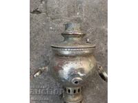 Παλιός μικρός σαμοβάρι με κάρβουνα