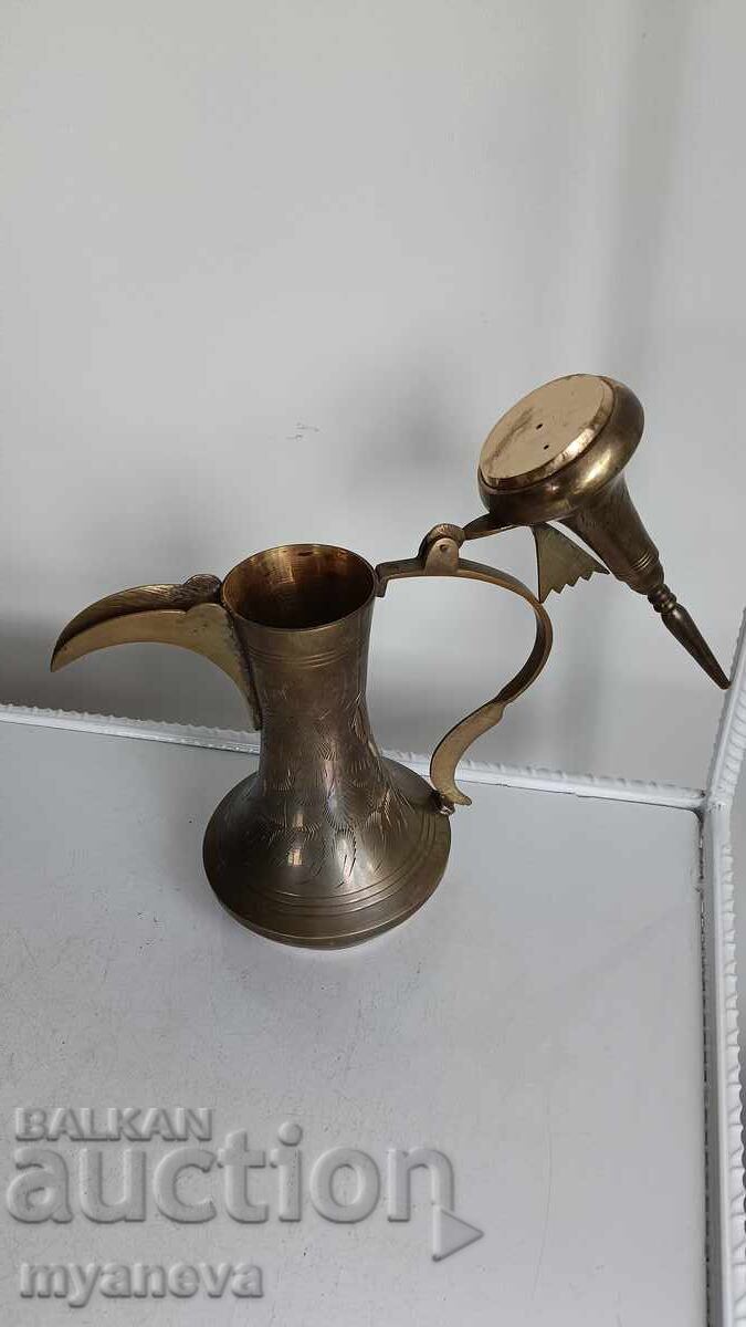 Auction  Vintage, traditional Arabic coffee pot