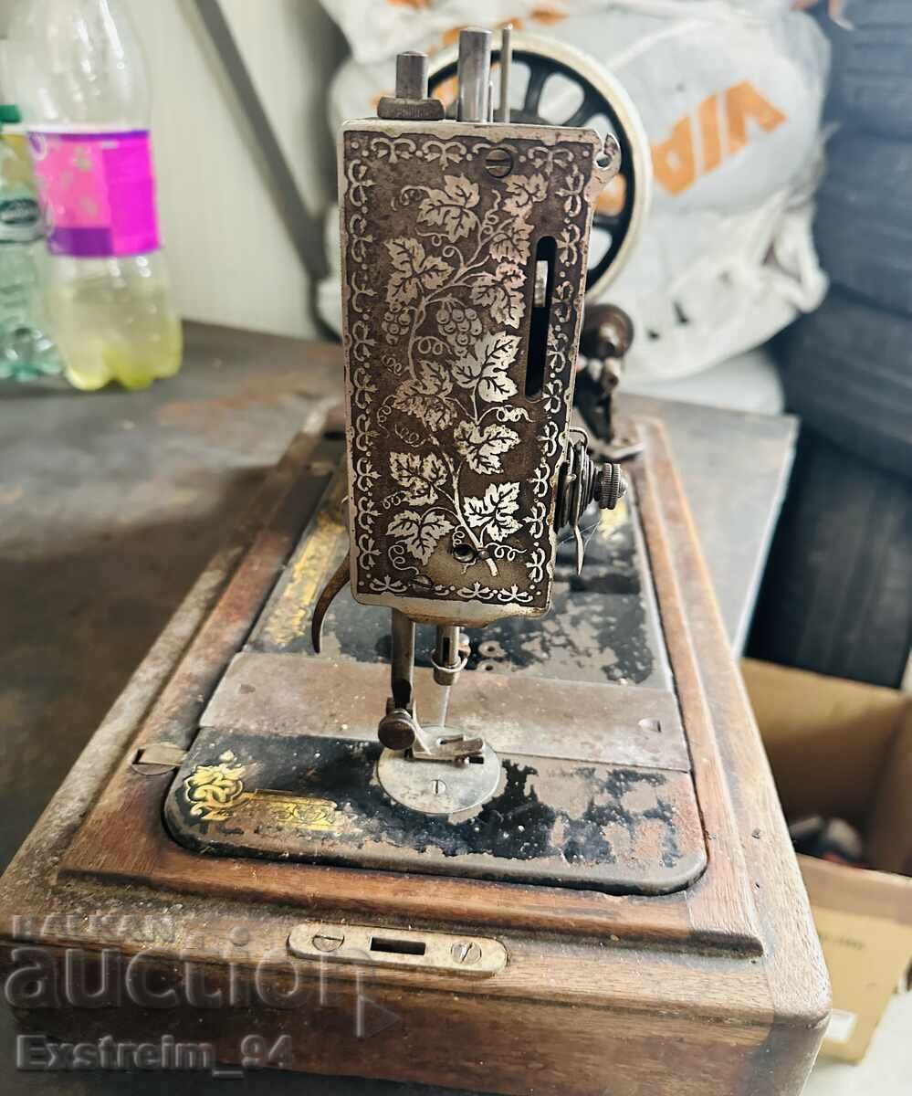 Аукцион Антична шевна машина Singer модел 28K
