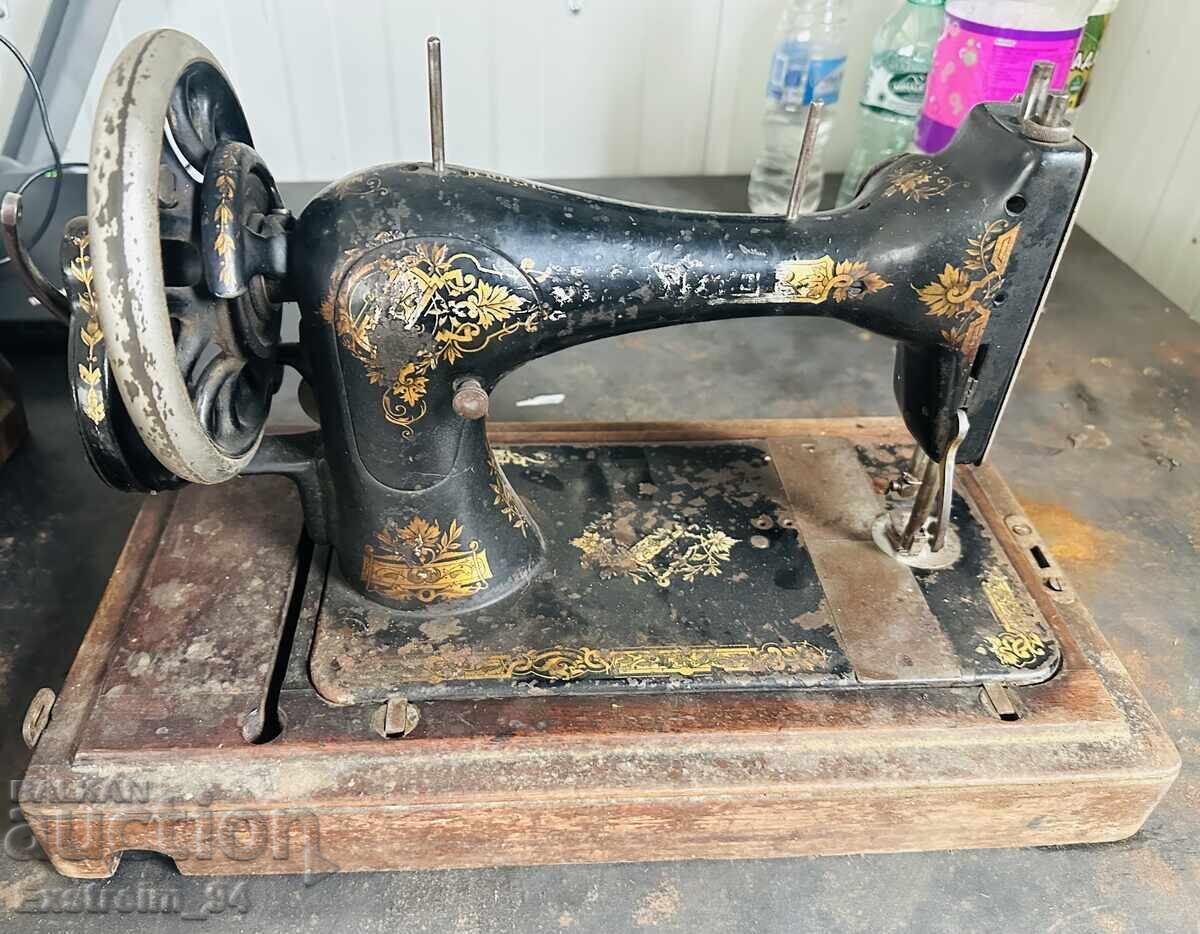 Доставка на Антична шевна машина Singer модел 28K