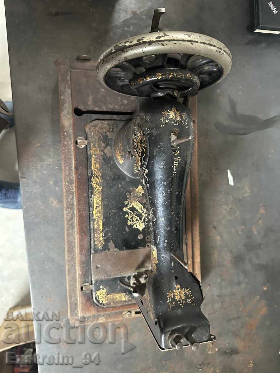 Antique Singer sewing machine model 28K - 6