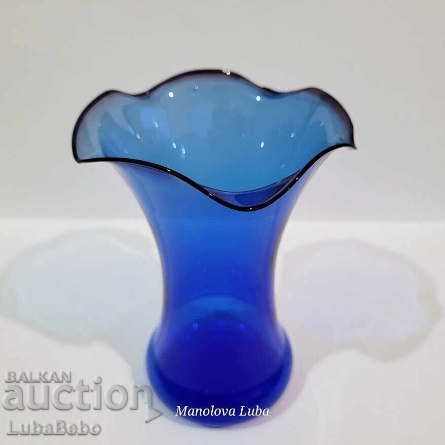 Καλλιτεχνικό βάζο από γυαλί σε χρώμα κοβαλτίου με τιμή € 13.00 | 25.43 BGN Καλλιτεχνικό βάζο από γυαλί σε χρώμα κοβαλτίου με τιμή € 13.00 | 25.43 BGN