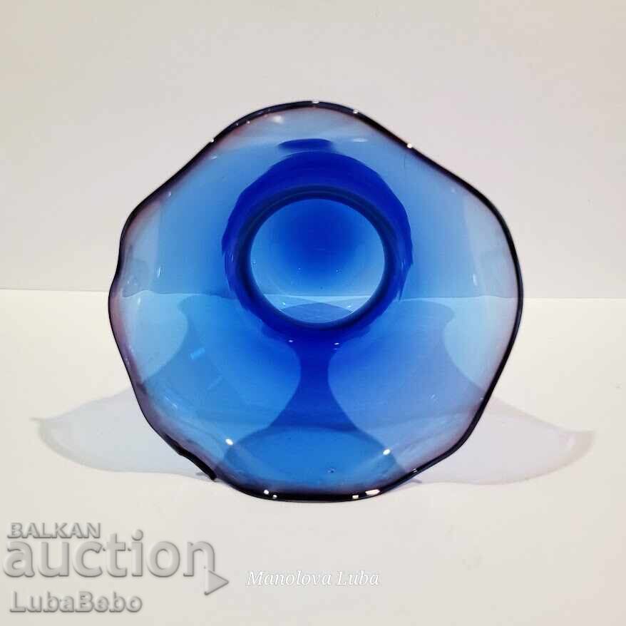 Παράδοση Καλλιτεχνικό βάζο από γυαλί σε χρώμα κοβαλτίου Παράδοση Καλλιτεχνικό βάζο από γυαλί σε χρώμα κοβαλτίου