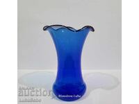 Художествена ваза от кобалтово синьо стъкло.