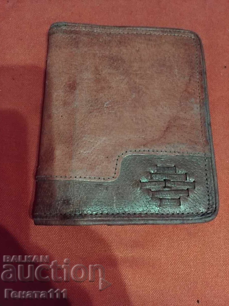 Παλιό δερμάτινο πορτοφόλι με τιμή € 10.00 | 19.56 BGN