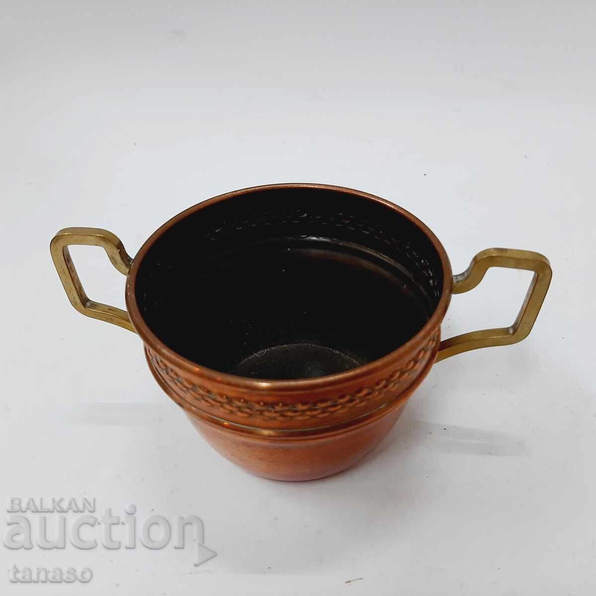 Μικρό χάλκινο σκεύος (μπολ ή κύπελλο) με ορειχάλκινα χερούλια (13.3) με τιμή € 25.00 | 48.90 BGN