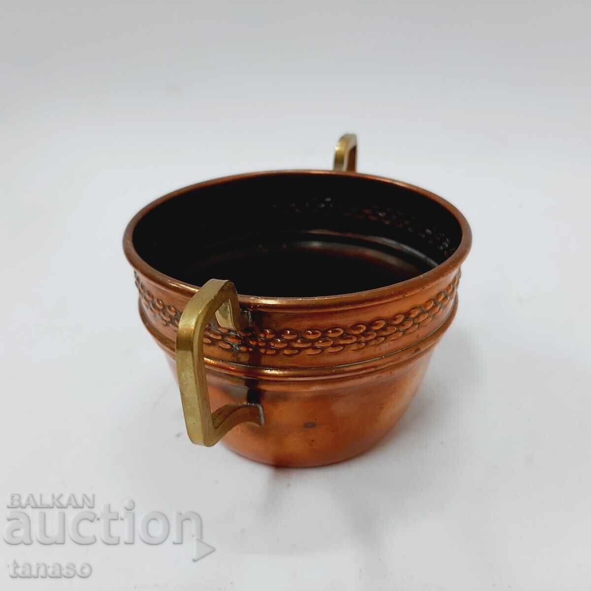 Δημοπρασία Μικρό χάλκινο σκεύος (μπολ ή κύπελλο) με ορειχάλκινα χερούλια (13.3)