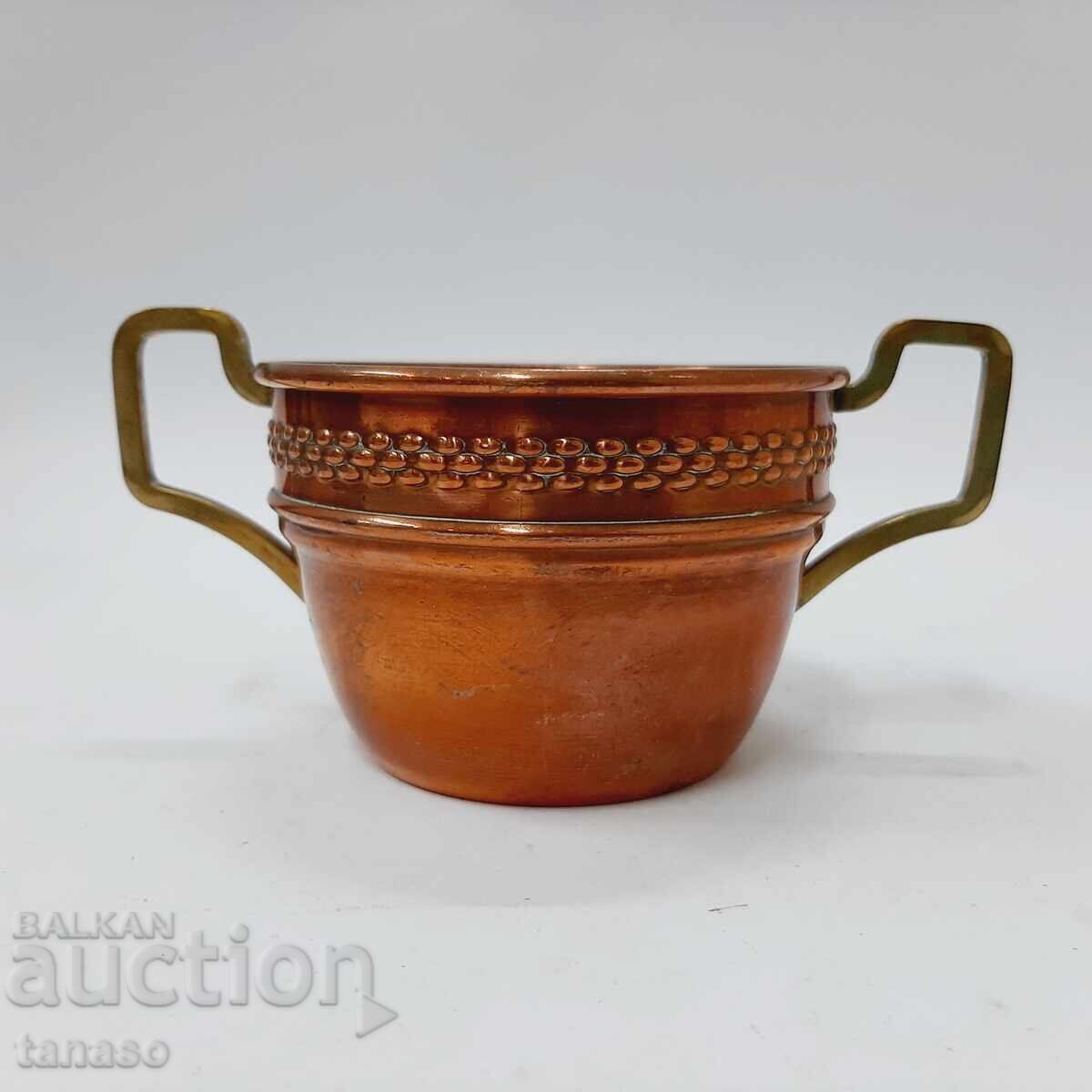 Μικρό χάλκινο σκεύος (μπολ ή κύπελλο) με ορειχάλκινα χερούλια (13.3)