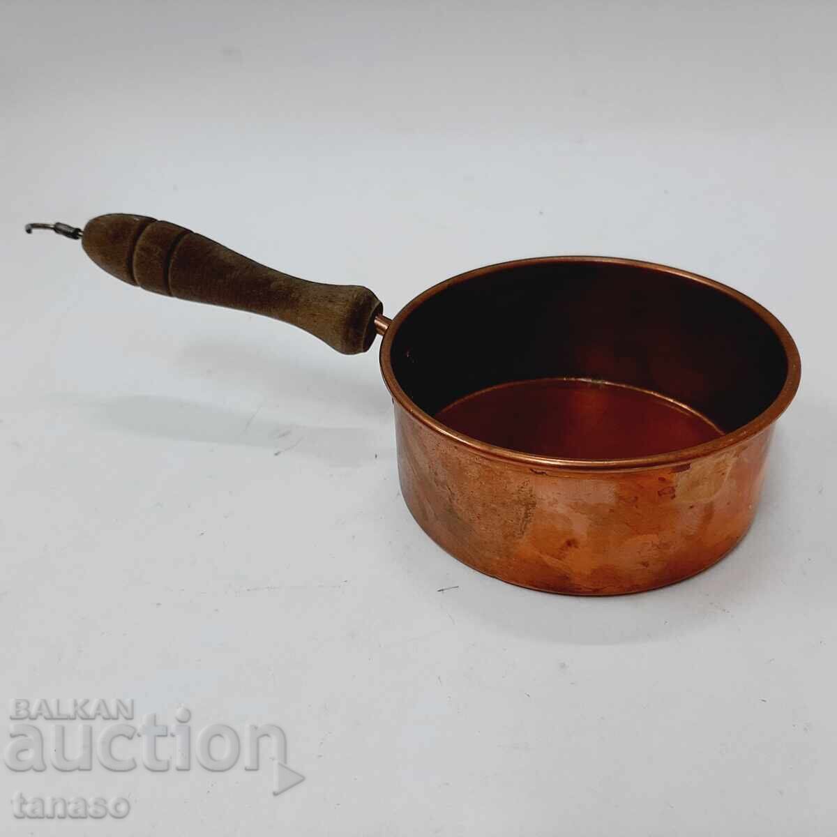 Licitație Caserolă mică din cupru cu mâner din lemn (13.3)