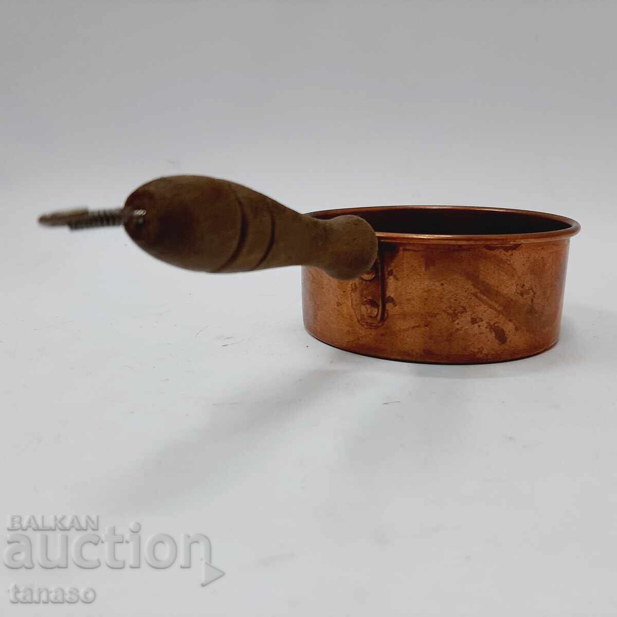 Livrarea Caserolă mică din cupru cu mâner din lemn (13.3)